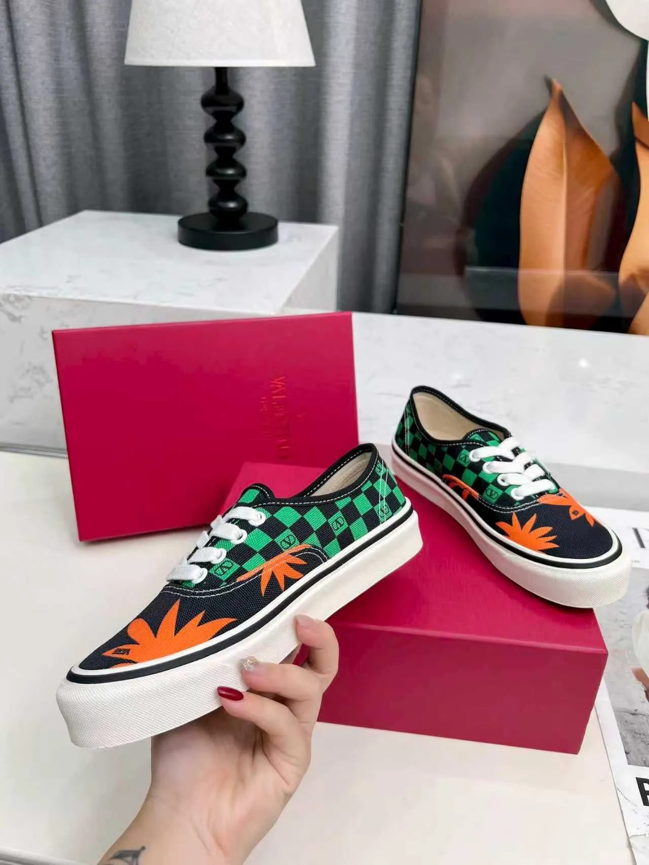 [Valentino Giving classic shoes a personality that spans the ages. Many celebrities - Jolin Tsai. Yang Zi. Liu Wen. Ma Baiquan. Choi Soobin. freen. Song Zuer. JJ Lin. zel. Cecilia Cheung. shark. Xin Yunlai...same style.
